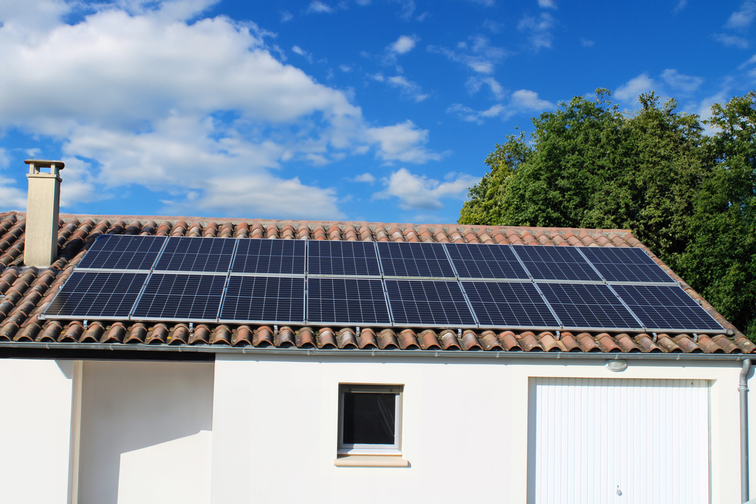 Panneaux solaire sur le toit de la maison